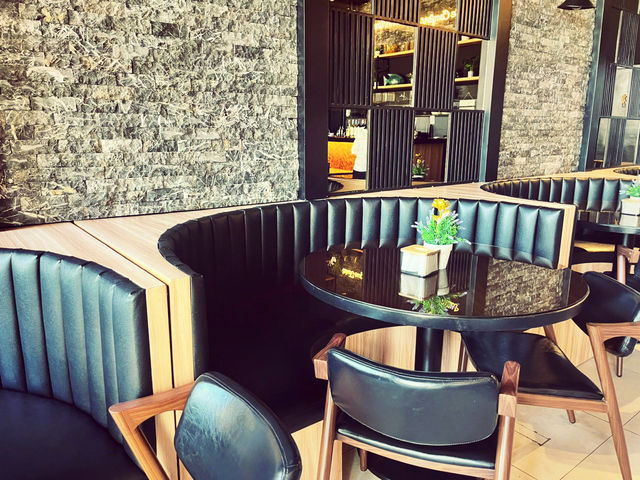 海沿いの隠れ家レストランでディナーデート🍽️