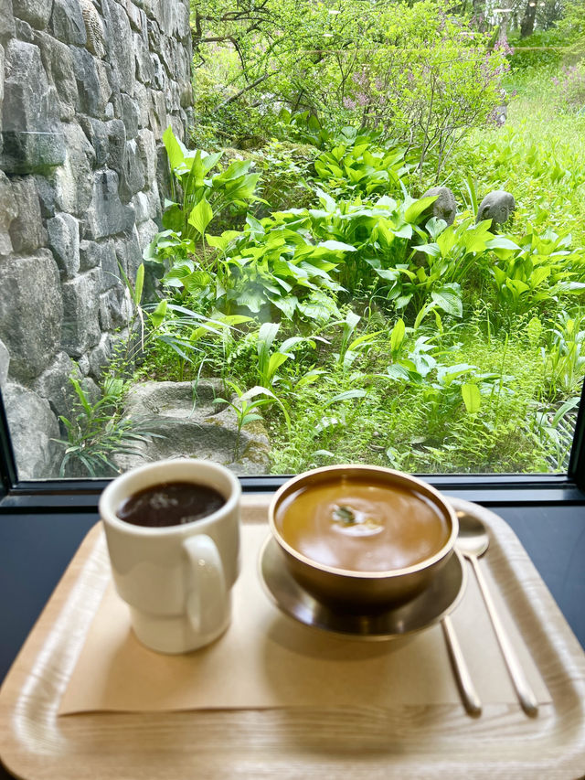 湖巌(ホアム美術館)の庭園にあるカフェ「金玉堂」