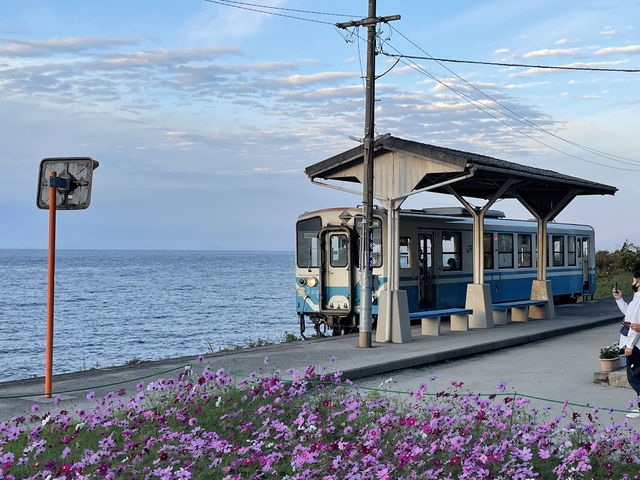 【下灘駅｜しもなだえき｜愛媛県 伊予市】 「日本一海に近い駅」と称される、絶景ローカル駅
