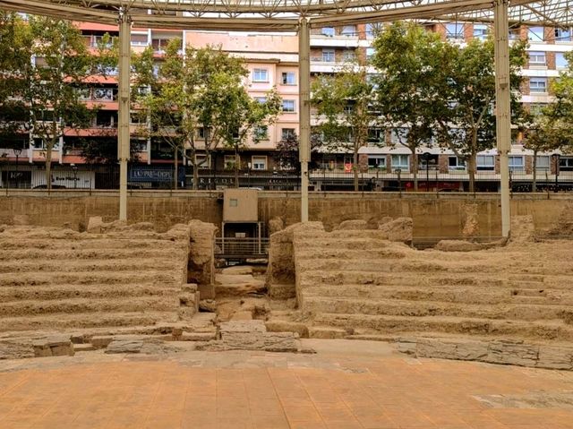 如果只是想看羅馬劇場遺跡，可以從旁邊咖啡館的巷子內看到