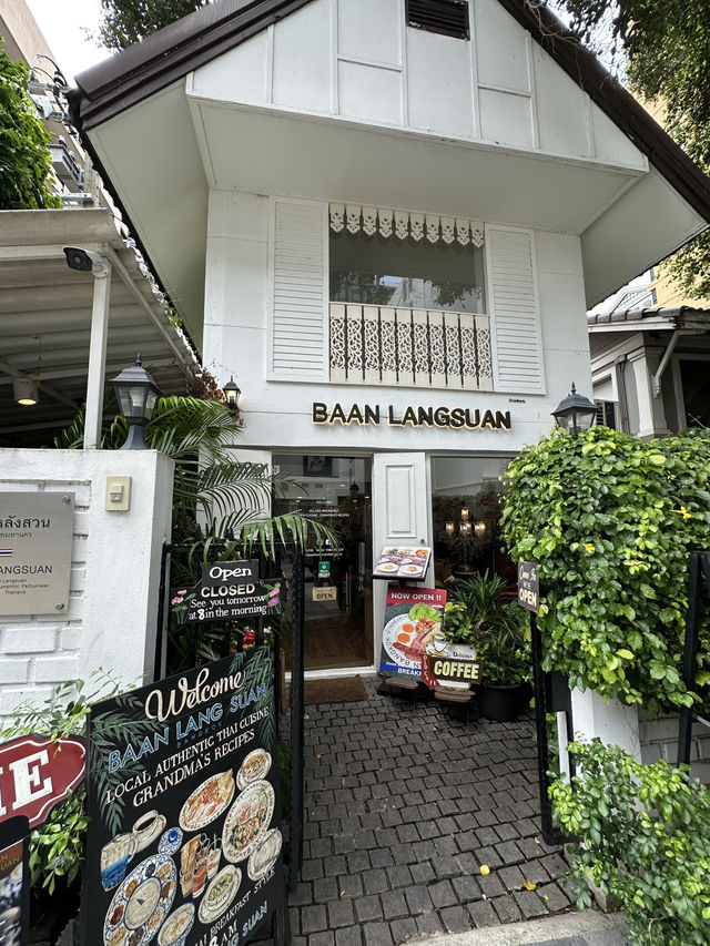 Stopped by Baan Langsuan for lunch today