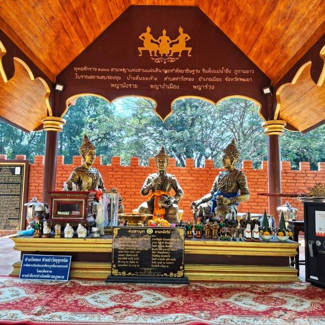 สัตยาธิษฐานสามพญา ณ ริมฝั่งแม่น้ำอิง เมืองภูกามยาว