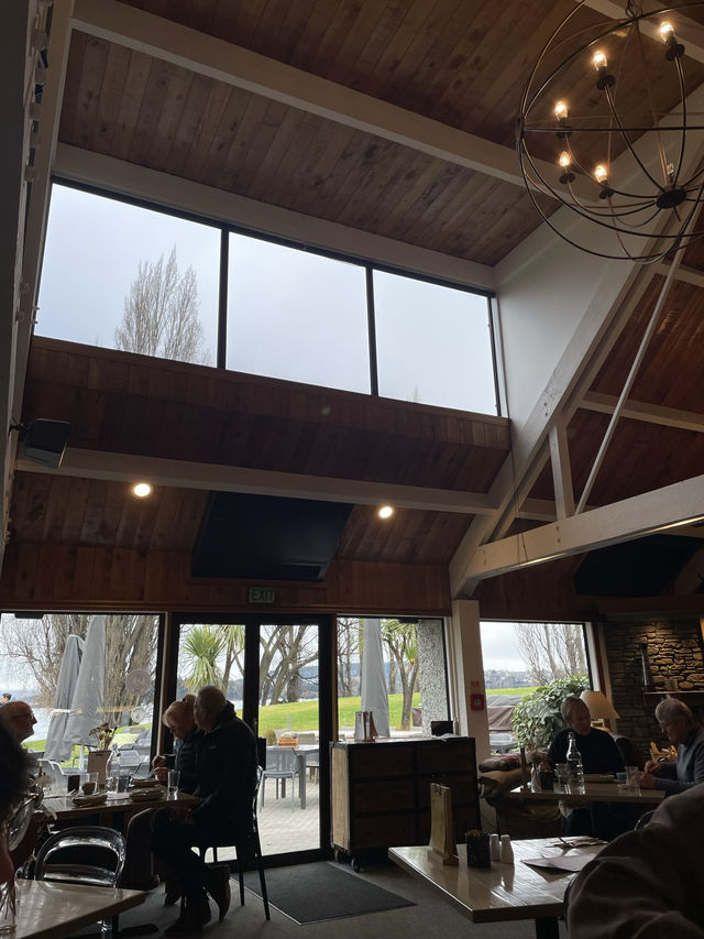 紐西蘭南島🇳🇿Edgewater Hotel Café 早餐打卡🩵湖景與孤獨的樹