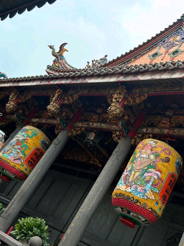 🌸 Tranquility in the Heart of Taipei – Longshan Temple Magic