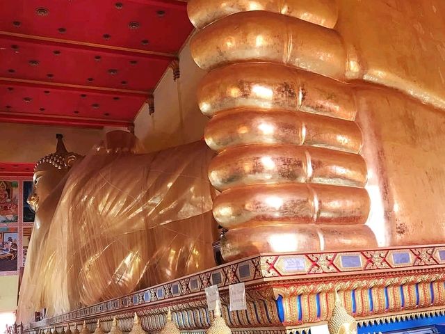 วัดบางพลีใหญ่กลาง พระนอนองค์ใหญ่มาก