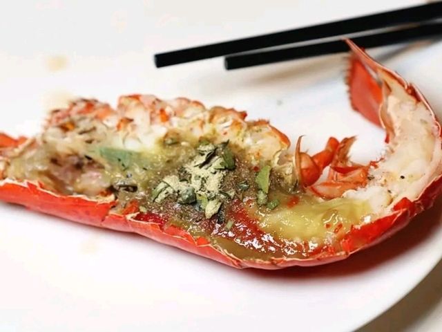 敘日全日餐廳就位於台北六福萬怡酒店的7樓，主打開放式廚房和各種豐盛的美食佳餚