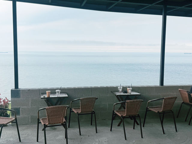 北海岸秘境咖啡廳-山中怪獸｜海景、美食與毛孩的療癒時光