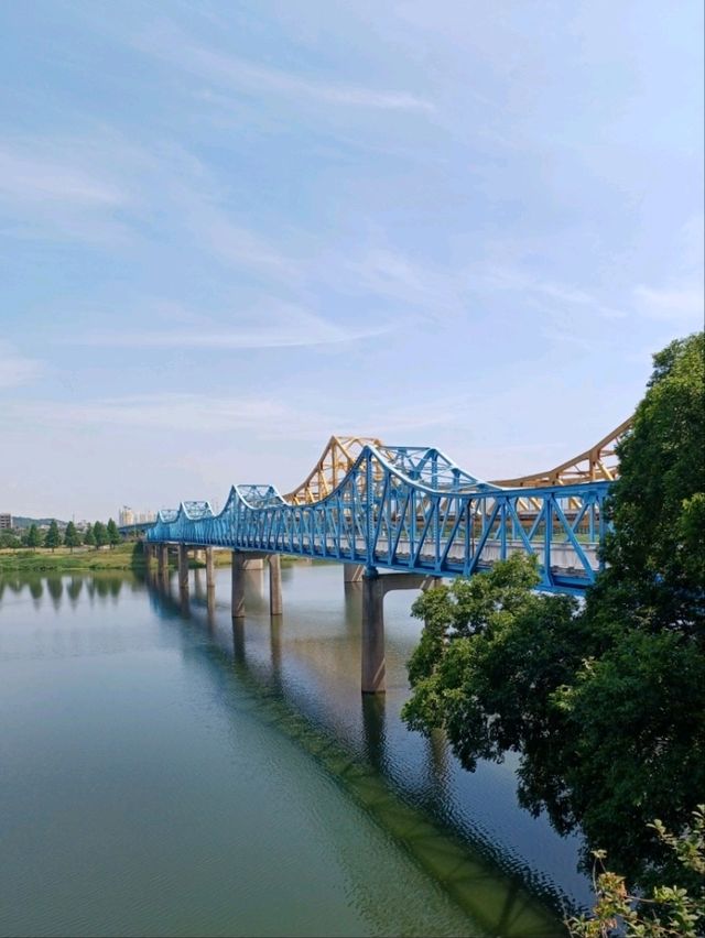 절벽 위에 걸린 풍경화
