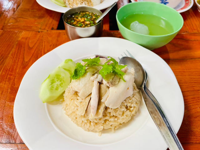 🌟ข้าวมันไก่น้ำจิ้มสูตรโบราณ ร้านอร่อยต้องลอง