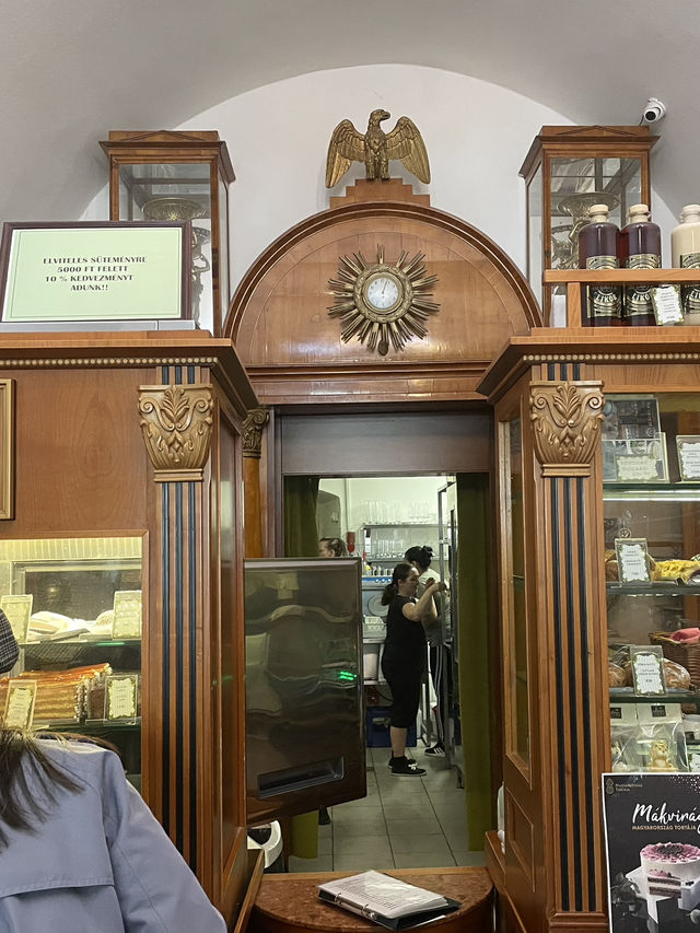 【世界一美しいカフェがある国ハンガリー🇭🇺のおすすめカフェ3選】
