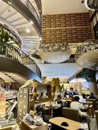 Literary oasis in the city: where books breathe in golden light