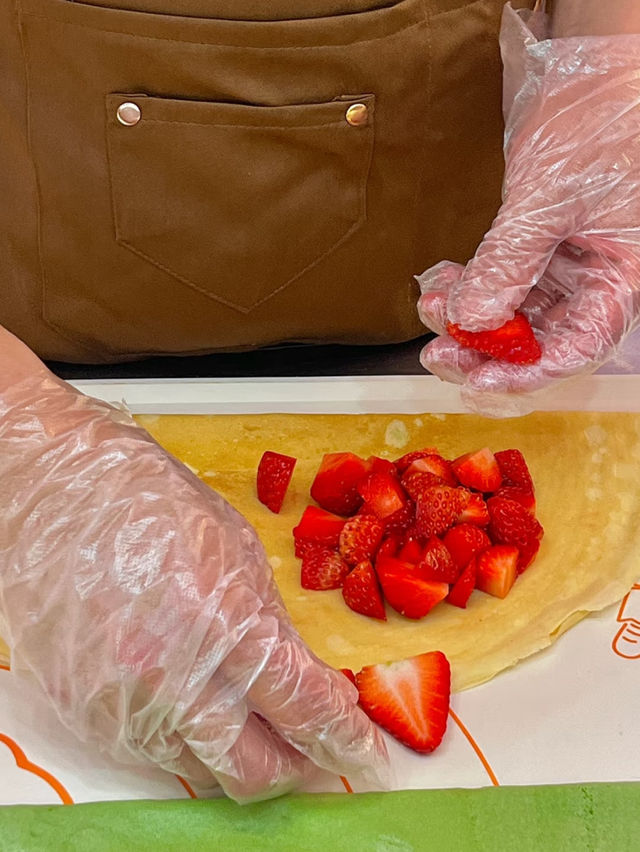 Hidden Gem Alert! Tokyo-Style Crêpes with a Burnt Sugar Twist in the Heart of Guangzhou 🍓🔥