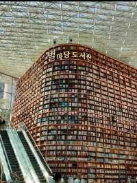 📚ソウル・ピョルマダン図書館｜星のような本と光に包まれる、夢みたいな空間