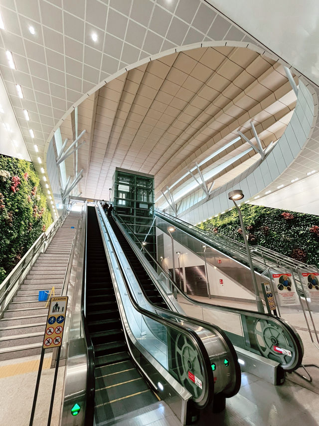 Breathtaking Arrival at Gardens by the Bay via MRT