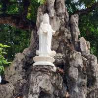 静寂と歴史が息づく湖上の寺院「チャン・コック・パゴダ」