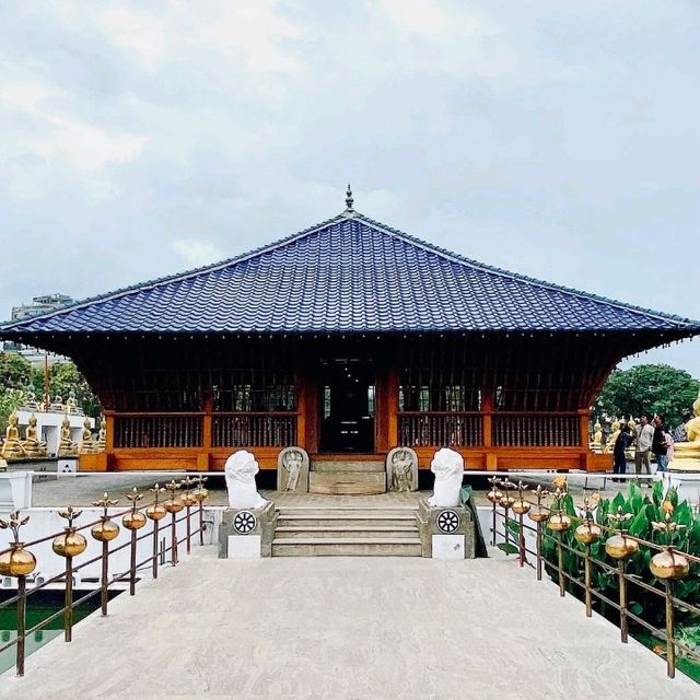 「シーマ・マラカヤ」—湖上に浮かぶ静寂の仏教寺院