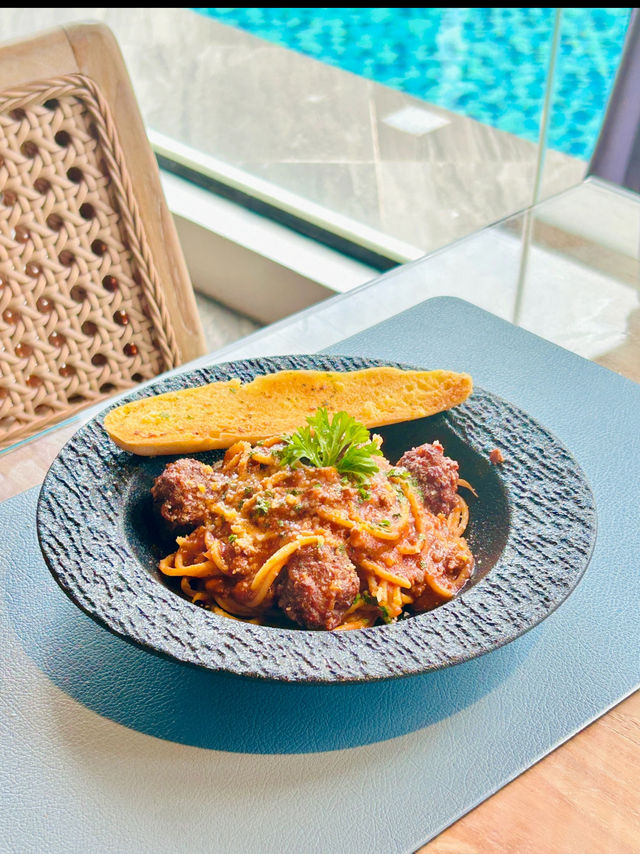 🇲🇾 Langkawi’s Most Chill Poolside Restaurant 🌿☀️