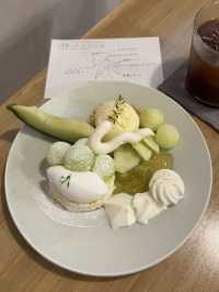 お皿で食べるパフェをイメージ したスイーツが人気！