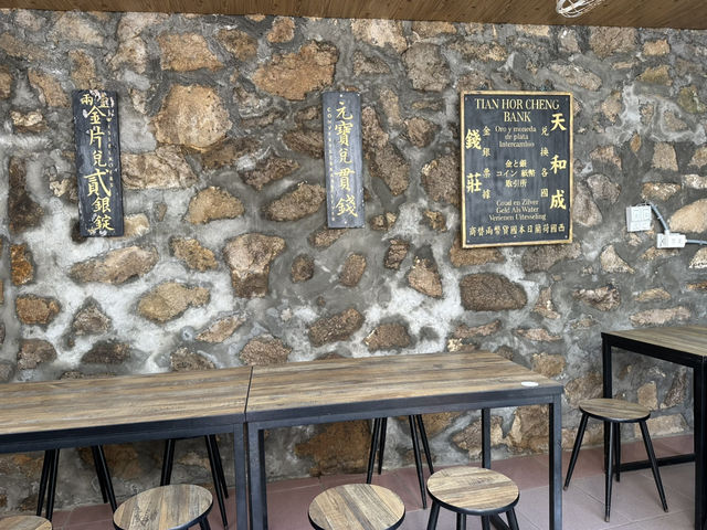在最不像童話的地方，遇見最童話的主角。