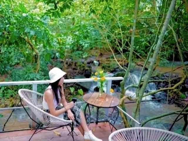 The Hidden Falls ในสวนลับศรีราชา