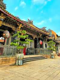Tranquil Vibes at Taipei’s Timeless Longshan Temple