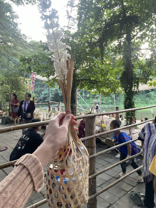 Oh Poi Market — a charming weekend market in Suan Phueng, Ratchaburi | ตักบาตรริมน้ำ จิบกาแฟ ฟังเสียงลำธาร ที่“โอ๊ะป่อย” 