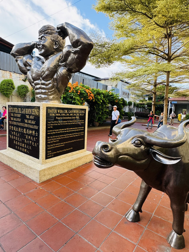 🐂 The Famous Bull & Bodybuilder Statue