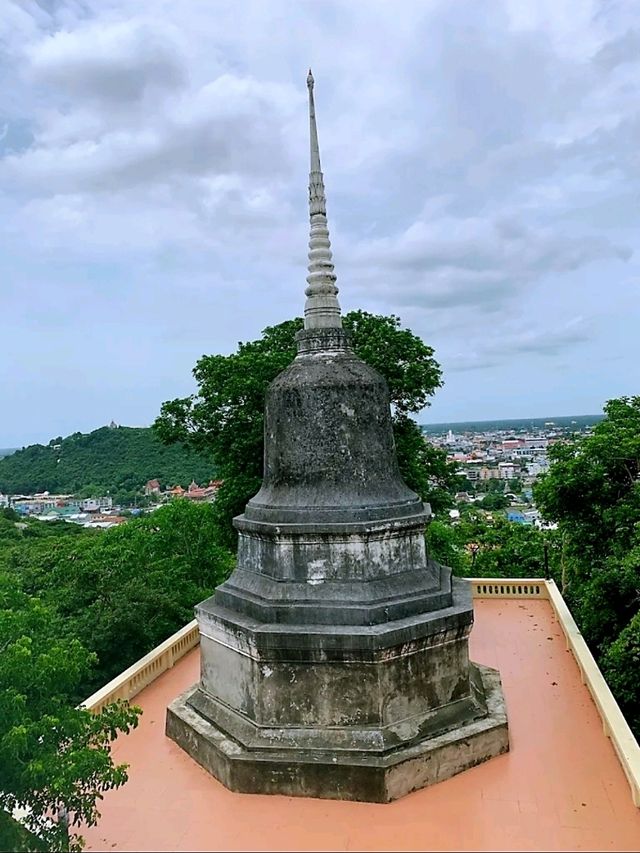 ชมถ้ำศักดิ์สิทธิ์และชมวิวเมืองที่วัดเขาบันไดอิฐกัน