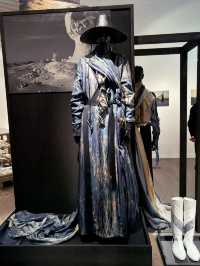 六本木ヒルズ東京シティビュー:中里唯馬展「天空を纏う / 砂漠が語る宇宙と巨大ナマズの物語」 