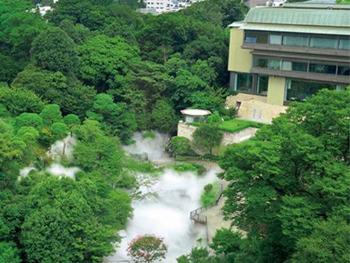 『雲海に包まれる東京のホテル』椿山荘