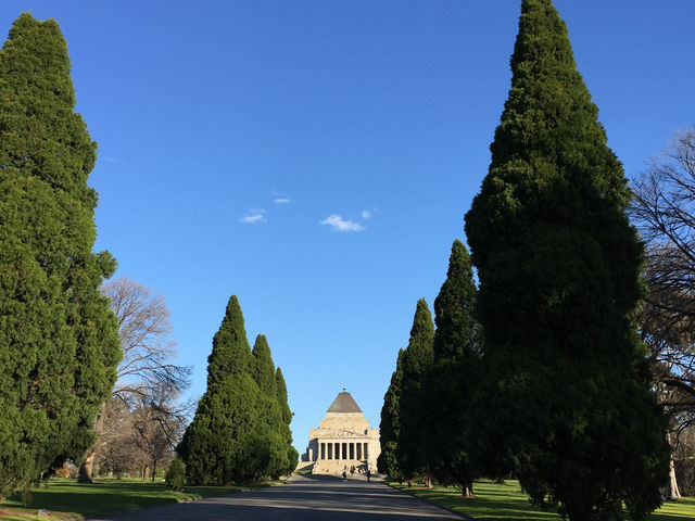 A Walk Through History & Nature in Melbourne: Shrine of Remembrance +Royal Botanic Gardens 