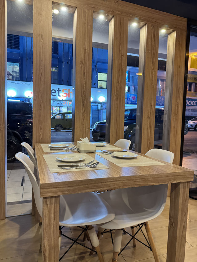 A Cozy Spot for Western Food Lovers