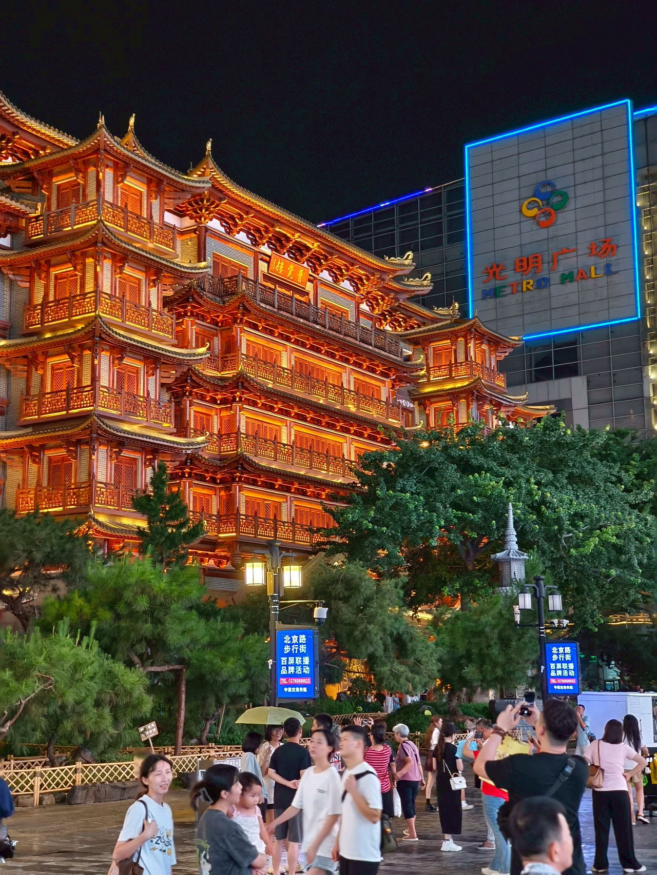 Ep:1 Halo semuanya. Pertama-tama, ini adalah perjalanan kedua saya dalam sebulan untuk menemani teman bayar nazar setelah kunjungan kami ke Guangzhou sebulan yang lalu.

Percaya atau tidak, begitu kaki saya menginjakkan kaki kembali di Thailand, keinginan yang saya minta langsung terkabul!!!!

“Cerita ini berawal dari teman seorang teman yang bilang, ‘Saya ke Guangzhou dan belum sampai seminggu, keinginan saya terkabul.’” Hal ini membuat saya dan teman-teman tertarik untuk datang berdoa di kuil-kuil terkenal di Guangzhou. Jadi, kami berangkat untuk pertama kalinya pada 22 Agustus 2025. Alasan utamanya ya untuk cari berkah, seperti yang diceritakan teman tadi.

Kami mengunjungi dua kuil terkenal: Kuil Enam Pohon Beringin (Temple of the Six Banyan Trees) dan Kuil Buddha Raksasa (Temple of the Big Buddha), yang keduanya berada di pusat kota Guangzhou. Kami masing-masing memanjatkan doa. Saya kembali ke Bangkok pada Minggu malam, 24 Agustus. Pada Senin pagi tanggal 25 Agustus, teman saya menerima pesan konfirmasi tawaran pekerjaan dari perusahaan tempat dia wawancara lebih dari dua bulan lalu. Dia berdoa minta pekerjaan dengan gaji yang diinginkan, dan hasilnya dia dapat pekerjaan baru itu dengan semua yang dia harapkan.

Sedangkan saya sendiri berdoa minta rezeki dan kekayaan. Hal yang mengejutkan adalah “Saya menang lotre pada pengundian 1 September.” Hadiahnya cukup untuk menutupi tiket pesawat pulang-pergi dan akomodasi saya, yang bikin saya kaget banget sampai harus balik lagi ke Guangzhou.

Sebenarnya, saya ingin mengunjungi Kuil Tin Hau di tepi laut, tapi pada perjalanan pertama waktunya tidak cukup karena perjalanannya terlalu lama. Jadi, saya rencanakan di perjalanan kedua harus ke sana. Namun, saat saya ke sana tanggal 19 September, kuilnya tutup karena ada badai, jadi saya tidak bisa masuk. Saya pun bernazar kalau keinginan saya terkabul lagi, saya mungkin akan kembali. Mari kita lihat nanti.

Ep2: 11 Mei 2026 Halo, saya ingin memberikan update dari perjalanan kedua ke Guangzhou. Teman lain dalam grup kami juga keinginannya terkabul. Teman ini minta rezeki untuk melunasi hutang terkait sengketa rumah dengan mantan pasangannya yang hampir menuntutnya. Pada Desember 2025, mantan pasangannya mendapat bantuan keuangan sehingga mereka bisa melunasi hutang rumah itu sepenuhnya. Teman tersebut juga menerima dividen dari saham yang diinvestasikannya, yang membantunya mengajak pasangannya jalan-jalan ke Norwegia pada Maret 2026. Mereka bahkan masih punya sisa uang untuk pesan tiket ke Jepang dan perjalanan bayar nazar lainnya ke Guangzhou di akhir tahun 2026.

Sedangkan untuk dua teman lainnya, keinginan mereka belum terkabul.