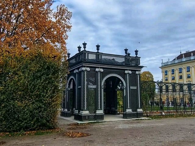 🏰🌷 Schönbrunn Palace – Vienna’s Golden Crown of History and Harmony