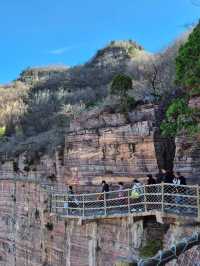 เดินริมผาที่อุทยาน Tianjieshan — สวย อลังการ
