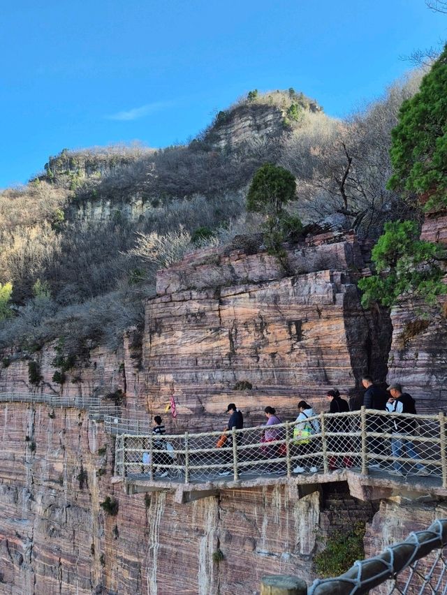 เดินริมผาที่อุทยาน Tianjieshan — สวย อลังการ เดินริมผาที่อุทยาน Tianjieshan — สวย อลังการ