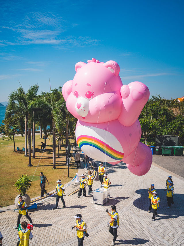 好得意呀！20個人氣角色空降西九🎈全港首個IP氣球巡遊！  今次安排得好順利，每隻IP公仔都有15個人係下面保持公仔平衡，就算有風都可以適時調節方向高低！有興趣嘅朋友起得Mark定12月28日嚟西九
