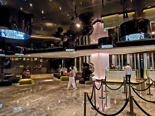 The Mira Hong Kong - Overview
Located in the heart of Tsim Sha Tsui, The Mira Hong Kong is a trendy five-star hotel emphasizing stylish, technologically advanced, and luxurious design. Whether for business trips, urban staycations, or culinary exploration, it's a representative high-quality choice.
Design Style and Room Experience
Designed by renowned architect Charles Allem, the hotel showcases a bold and avant-garde aesthetic:
Visual Colors: Rooms are divided by unique color themes (such as aurora green, fiery red, and silver-gray), paired with streamlined furniture, creating a strong sense of futurism and urban vitality.
Technological Intelligence: Rooms are equipped with advanced intelligent control systems and high-quality sound systems, perfectly catering to the modern traveler's needs for convenience and entertainment.
Views and Space: Some upscale rooms and suites offer panoramic views of the lush Kowloon Park or the vibrant Tsim Sha Tsui skyline.
Luxury Dining: A Culinary Feast
The Mira boasts several acclaimed restaurants, making it a gastronomic haven for discerning palates:
Cuisine Cuisine: A Michelin-recommended, top-tier Cantonese restaurant renowned for its exquisite dim sum, signature honey-glazed char siu, and modern culinary techniques.
WHISK: Specializing in refined French-Japanese cuisine, perfectly blending French elegance with seasonal Japanese ingredients.
Yamm: A wildly popular buffet offering freshly shucked oysters, premium seafood, and exquisitely prepared dishes from around the world.
Vibes: A stylish open-air bar hidden within the hotel, surrounded by lush greenery and waterways, a water tank oasis for enjoying cocktails and hookah in the evenings.
Relaxation & Spa: A Healing Oasis in the City
MiraSpa: A sprawling luxury spa that has won numerous international spa awards. Offering top-tier beauty treatments, massage rituals, and temperature-controlled spa facilities.
Indoor Pool: A futuristic, infinity-edge indoor heated pool with mesmerizing LED lighting effects, it's the perfect spot to relax and take photos.
Prime Location and Surroundings: The hotel is situated next to Nathan Road, directly connected to Mira Place, with shopping and dining options just downstairs. It's only a 3-minute walk to Tsim Sha Tsui MTR station, and Star Ferry Pier, Harbour City, or K11 Musea are also within easy walking distance. The location is impeccable.