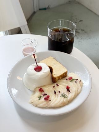 [Fukuoka Cafe] A delicious plate featuring peaches