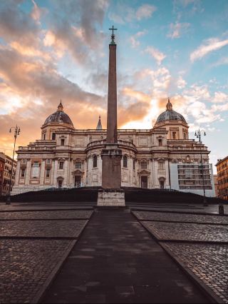 🇮🇹 Рим, Италия — город, где история оживает 🏛️✨

Рим — город, где древняя история, искусство, архитектура, религия и итальянская культура сливаются воедино. Прогулка по его улицам — это словно путешествие сквозь тысячи лет истории.

🏟️ Колизей

Колизей — самая культовая достопримечательность Рима. В этом древнем амфитеатре когда-то проходили гладиаторские бои и грандиозные публичные зрелища. Особенно впечатляет его ночная подсветка.

🏛️ Римский форум и Палатинский холм

Рядом с Колизеем находится Римский форум, где сохранились остатки древних храмов, правительственных зданий и улиц. С Палатинского холма открываются прекрасные виды на археологический комплекс.

⛪ Ватикан

В Риме расположен Ватикан, самое маленькое независимое государство в мире. Посетите собор Святого Петра, полюбуйтесь Сикстинской капеллой Микеланджело и осмотрите музеи Ватикана. 🙏

⛲ Фонтан Треви

Впечатляющий фонтан Треви — одно из самых романтичных мест Рима. По преданию, бросив монетку в фонтан, вы обязательно вернетесь в Рим когда-нибудь. ❤️

🏛️ Пантеон

Древний Пантеон — одно из наиболее хорошо сохранившихся римских зданий, известное своим огромным куполом и центральным отверстием — окулусом.

🌹 Площадь Навона

Прекрасная барочная площадь, полная фонтанов, ресторанов, кафе и уличных художников. Центральным элементом является фонтан Четырех рек Бернини.

🍝 Вкус Рима

Не уезжайте, не попробовав карбонару, качо э пепе, аматричану, суппли и настоящее итальянское джелато. 🍝🍦

🌅 Лучшие впечатления

Прогуляйтесь вечером по историческому центру, полюбуйтесь закатом с холма Пинчиан, исследуйте узкие улочки Трастевере и насладитесь эспрессо в традиционном римском кафе.

📅 Сколько времени стоит остаться?

3–4 дня — хорошая отправная точка для осмотра основных достопримечательностей, а 5 дней и более позволят вам исследовать Рим в более спокойном темпе.

Рим — это не просто место назначения, это музей под открытым небом, где каждый древний камень, фонтан, площадь и узкая улочка хранят свою историю. 🇮🇹❤️🏛️