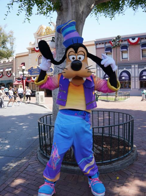 🏰✨ アナハイム・ディズニー 70周年コスのキャラクターたち🎀 | Trip