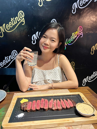 朋友介紹銅鑼灣樓上一間高質私房菜餐廳, 店主超親善,難怪熟客一直支持!

食物質素有水準,所有菜式都系即叫即做,部分特別菜式
需要預先落單,確保新鮮準備呢

自制沙律
酸菜盲曹魚
盲曹魚肉質嫩滑,酸菜微酸更開胃帶出魚肉鮮味
伊比利亞黑毛豬肋骨
豬肉味濃郁,慢煮後肉質香腍,醬汁惹味
澳洲和牛
和牛內裡粉嫩,入口即溶而且肉汁豐富喔!

記得預約喔!
📍銅鑼灣
@meetingcwb

 #銅鑼灣美食 #銅鑼灣西餐 #銅鑼灣聚會 #銅鑼灣好去處