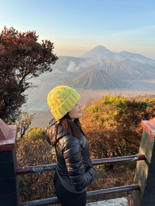 🍂【Bromo, Indonesia】Second trip to Bromo, unlocking surprises! This time there was no dense fog, but we were rewarded with golden autumn colors covering the mountains 🌄✨