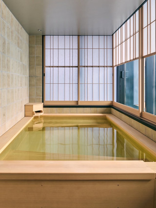 東京の洗練された銀座地区からこんにちは!🏙️✨ スタイリッシュなデザイン、温かい雰囲気、そしてワンランク上のサービスを兼ね備えたホテルをお探しなら、Fufu Tokyo Ginzaはまさにうってつけです。何より素晴らしいのは、スタッフが多言語対応(広東語、英語、日本語!)なので、海外からの旅行者でもコミュニケーションがスムーズなことです。

おすすめホテル:Fufu Tokyo Ginza
住所:東京都銀座1丁目7-10

気に入った理由:このホテルは、高級感あふれる日本の美意識と、日常の快適さを融合させています。ゆったりとくつろげる広々とした客室は、東京ではなかなか見られない贅沢な空間です。隅々まで清潔で、居心地の良い雰囲気が漂っています。特に気に入ったのは、きめ細やかなサービスです。チェックインからチェックアウトまで、スタッフはまるで自宅にいるかのように温かく迎えてくれました。私の言語の好みを覚えていてくれたり、地元の情報もいつも親切に教えてくれたりしました!

朝食のおすすめ:和風朝食は絶対に外せません。バラエティ豊かで質の高い料理の数々は本当に素晴らしく、2泊以上滞在すれば、毎日メニューが変わるので飽きずに楽しめます。まさに至福のひとときです。

移動手段:銀座は東京のショッピングとグルメの楽園で、徒歩での移動に最適です。さらに足を延ばしたい場合は、東京メトロ(銀座駅から徒歩5分)を利用すれば、ほぼどこへでも行くことができます。SuicaやPasmoなどの交通系ICカードを使えば、タッチするだけで乗車できるので、時間を大幅に節約できます。

銀座での食事:ホテルの食事以外にも、寿司や焼き鳥を味わってみるのもおすすめです。夜はカジュアルな居酒屋で夜遊びを楽しんだり、周辺に数多くある個性的なカフェに立ち寄ってみるのも良いでしょう。

旅行のヒント:東京では現金もまだ使えるので、到着したら空港のATMで現金を引き出しておきましょう。主要なお店ではカードが使えますが、小さなお店や昔ながらのお店では使えない場合もあります。

#東京滞在 #銀座ガイド #日本旅行 #ホテルレビュー
