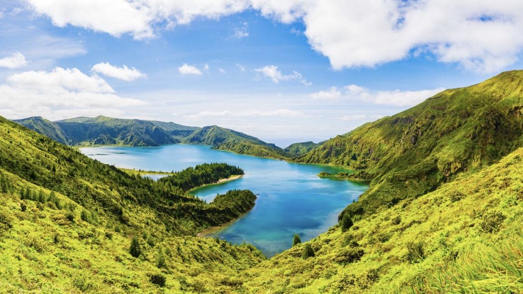 🌿 Lagoa do Fogo, Azores 🇵🇹 — A Hidden Lake Above the Clouds!