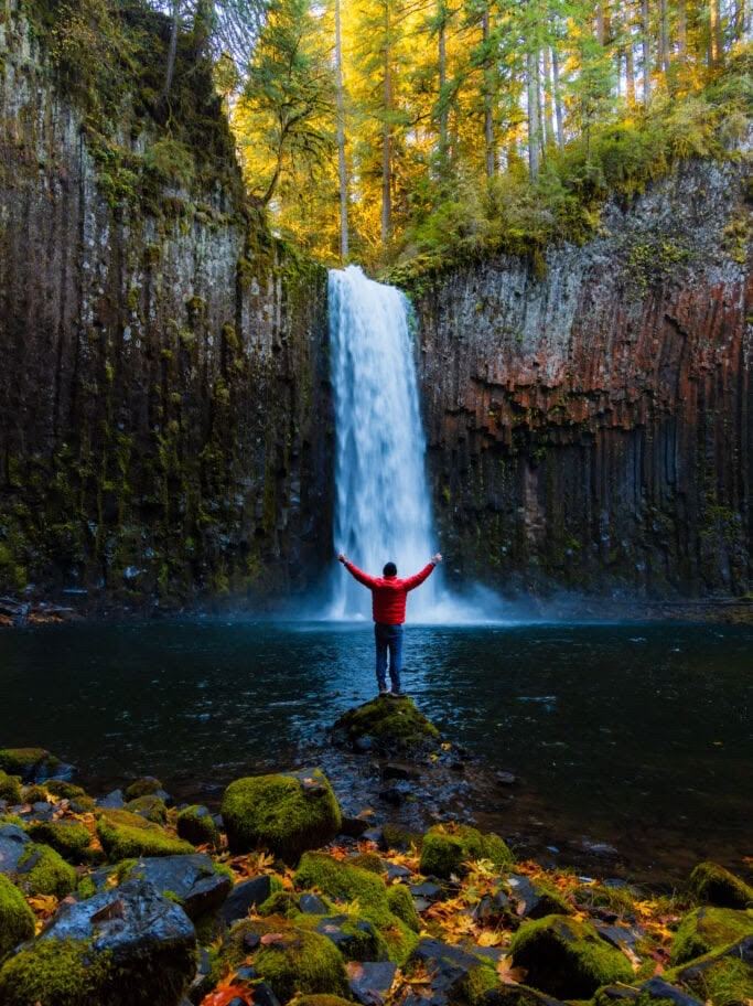 Framing the Amphitheater: The Mindblowing Waterfall Photo Spot at Abiqua Falls