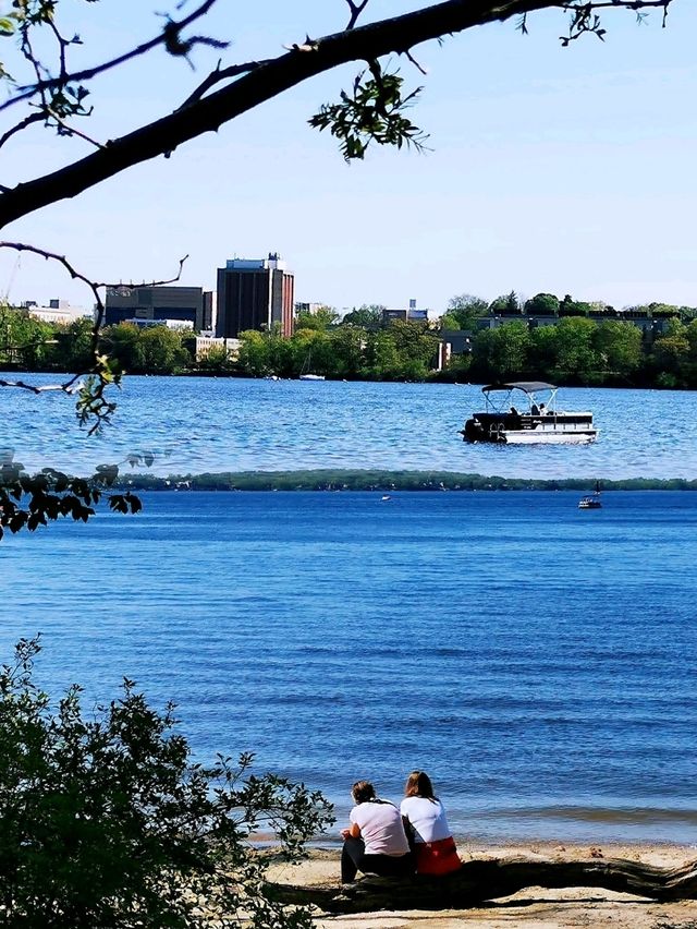 到 Lake Mendota(門多塔湖)徒步