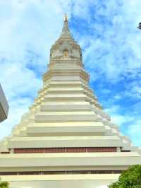 WAT PAKNAM BHASICHAROEN – Bangkok’s Giant Emerald Treasure