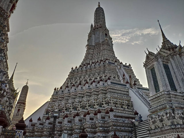  Wat Arun: The Majestic Temple of Dawn 🌅