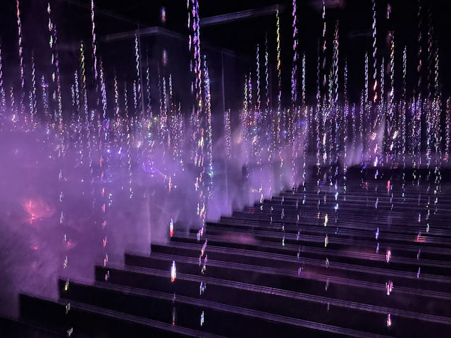 ✨東京【teamLab Planets】沉浸式夢幻藝術體驗｜必去！行入光影與水的世界🪷